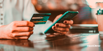 Mulher fazendo compra com cartão pelo telefone